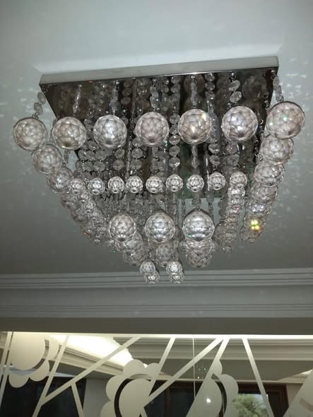 Instalação de lustre de cristal